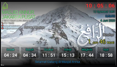 Tampilan digital signage UZMA di layar TV masjid dengan jadwal solat